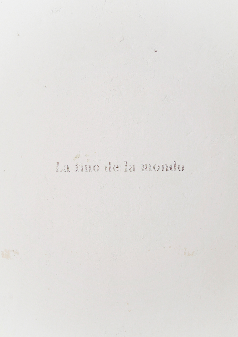 The words 'La fino de la mondo' engraved on the wall